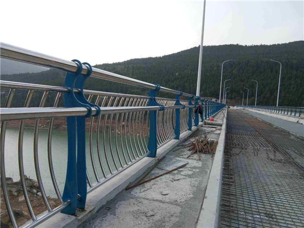 云浮不锈钢桥梁护栏的特点及其在桥梁安全中的重要作用